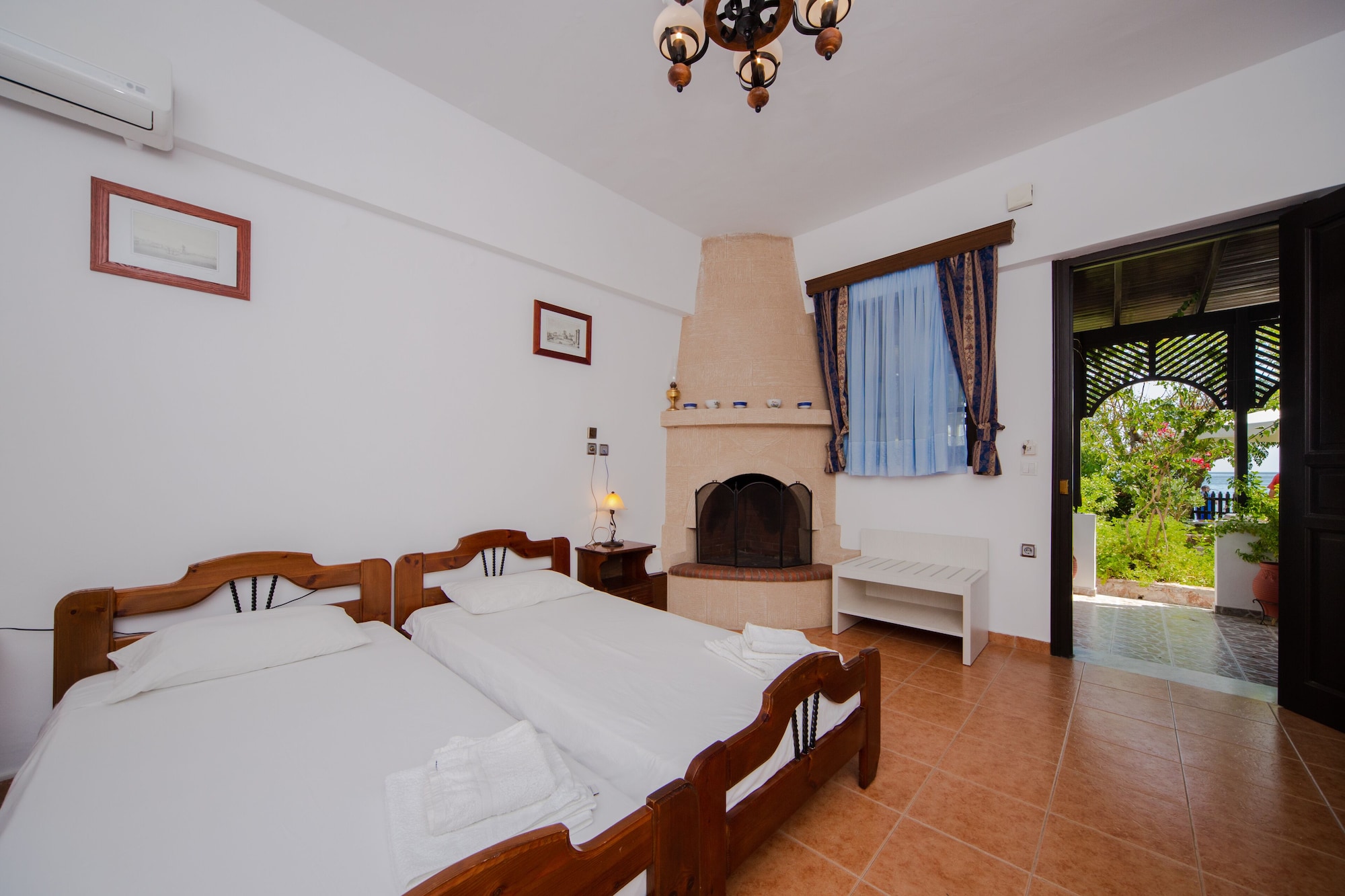 2 BEDROOMS, GARDEN, SEA VIEW