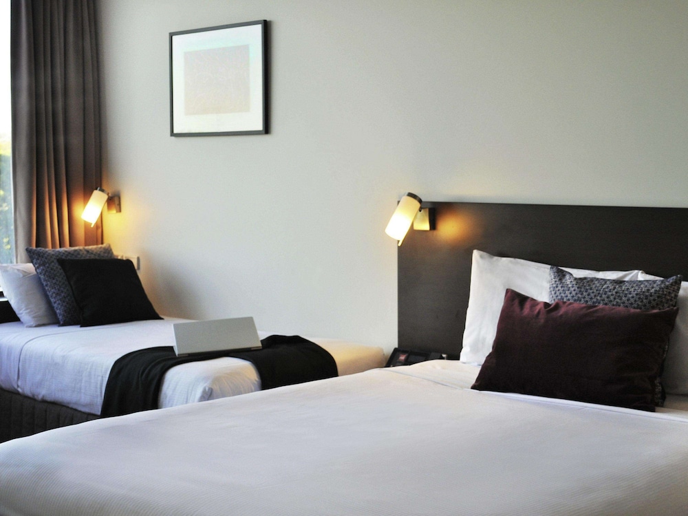IBIS MELBOURNE GLEN WAVERLEY 11/76