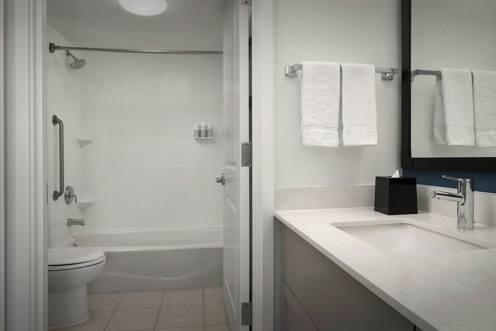 جناح بسرير كينج بغرفة نوم واحدة مع أريكة، Residence Inn by Marriott Bellevue Downtown 4/6