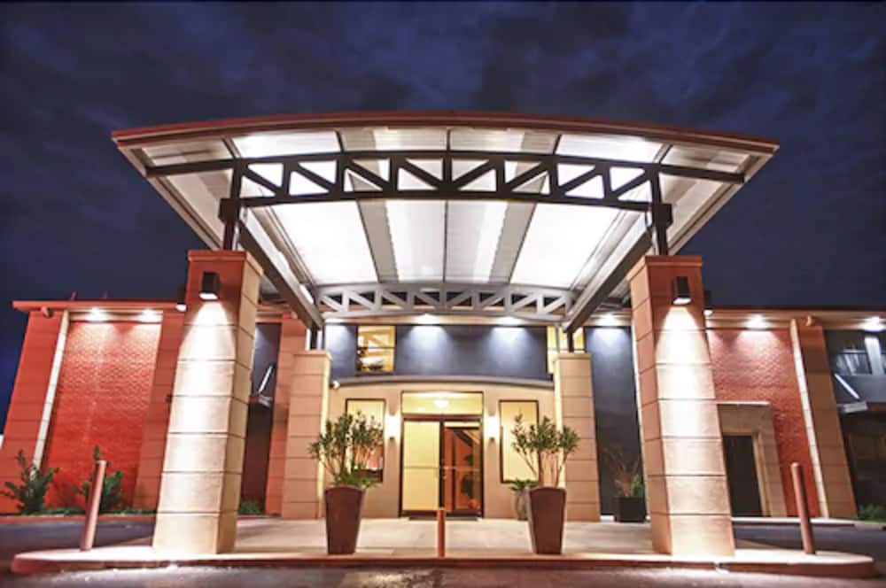 12 Oaks Hotel 1/50