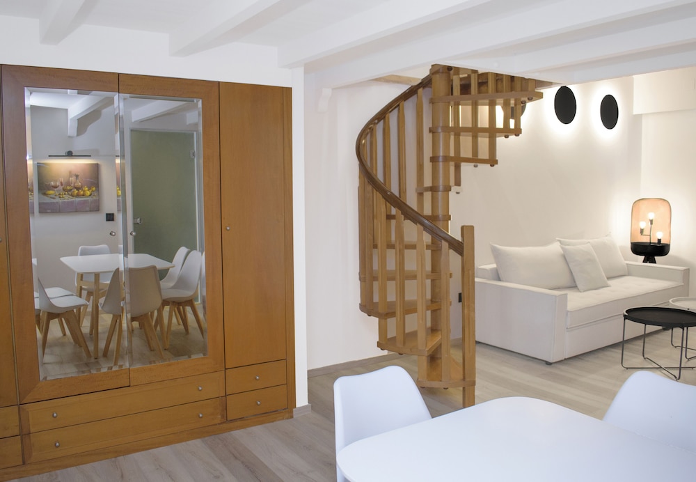 Elina Hotel Apartments 28/79