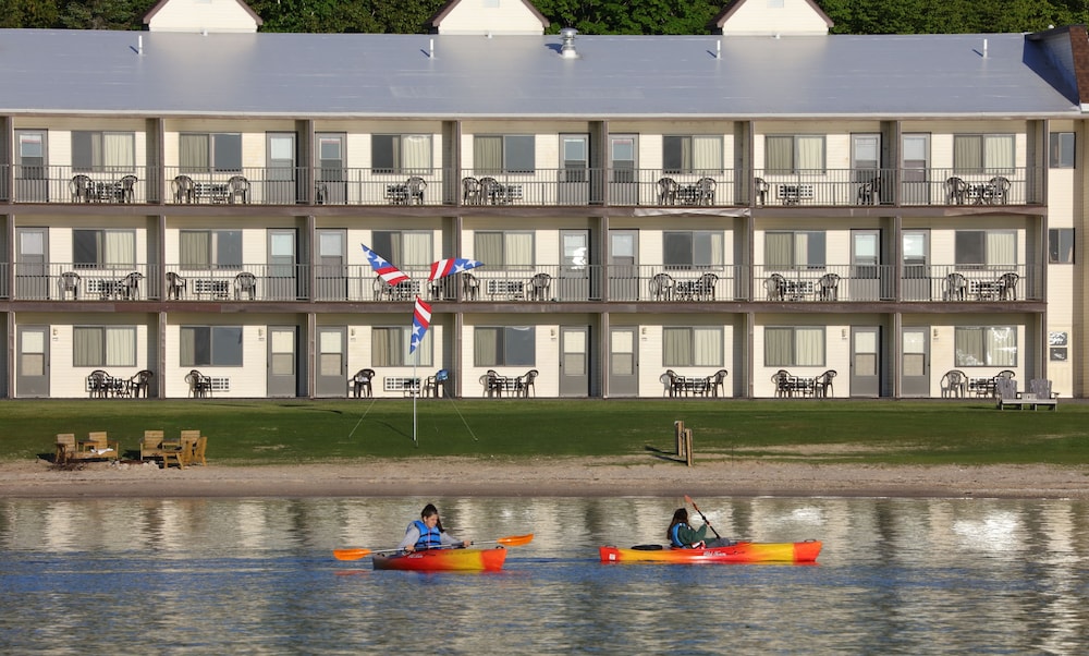 AmericInn by Wyndham Saint Ignace 2/56