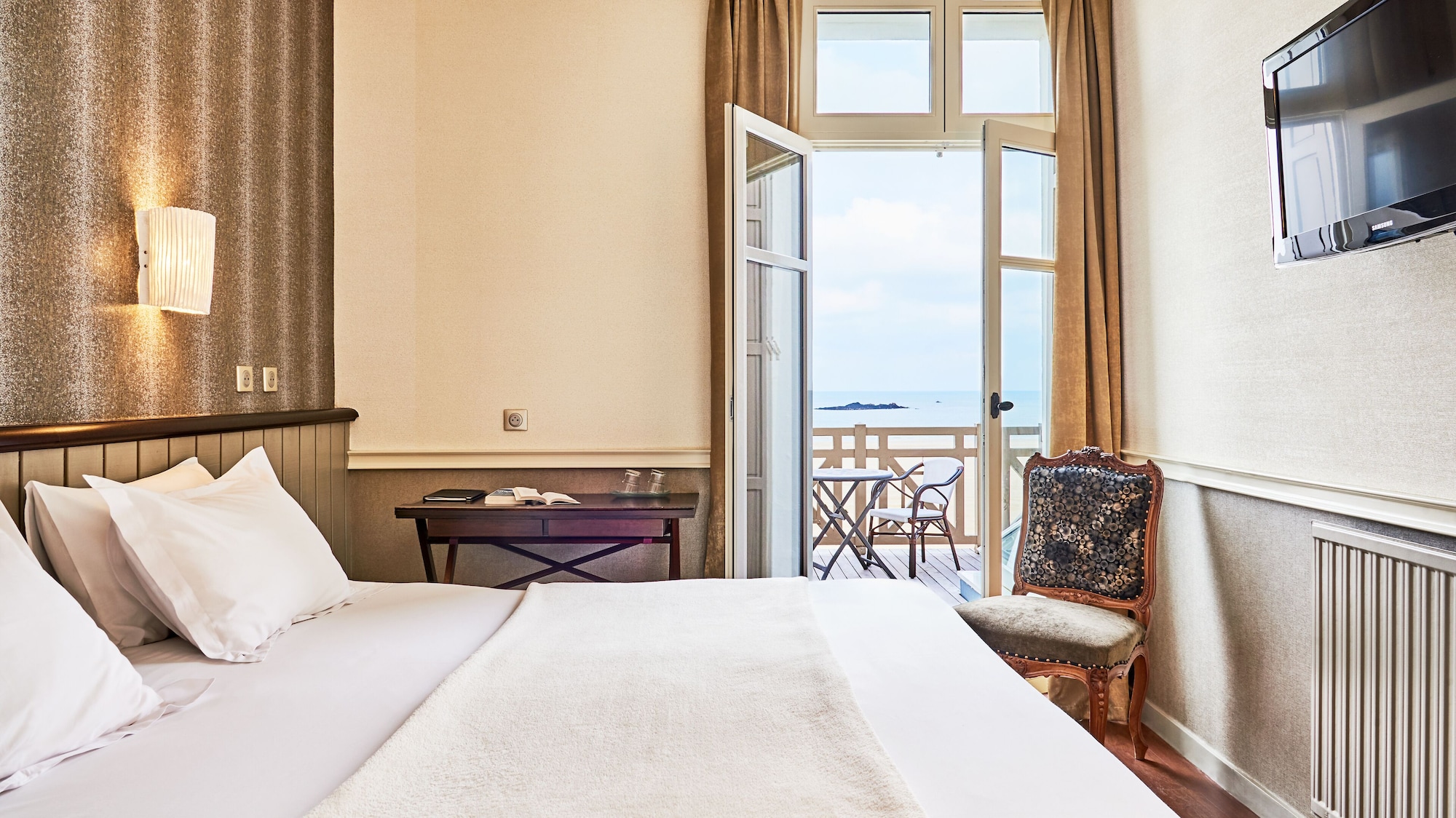 STANDARD, DOUBLE OR TWIN BED, CITY VIEW