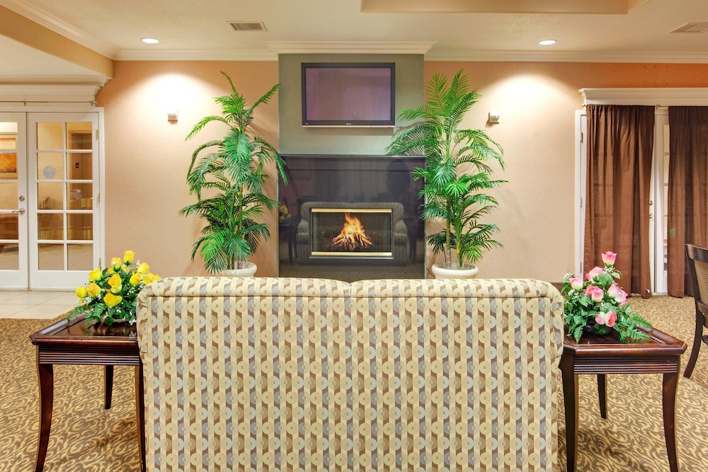 Holiday Inn Express Delano Hwy 99 13/49