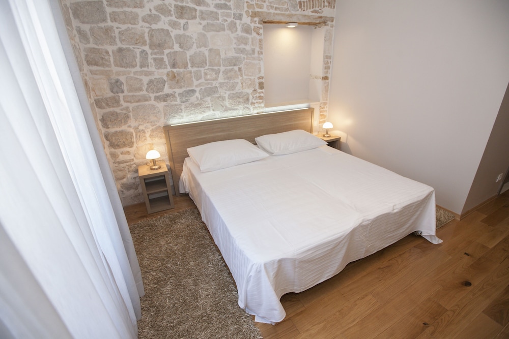 Tifani Luxury Rooms 36/50