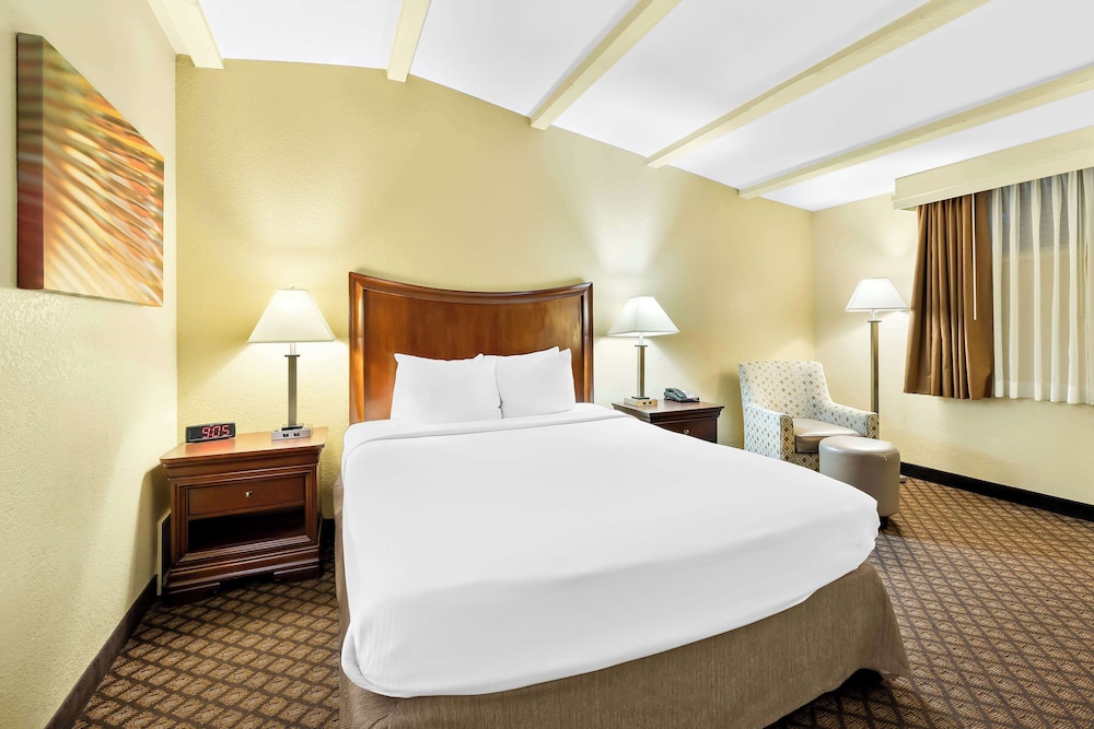 STANDARD, QUEEN BED