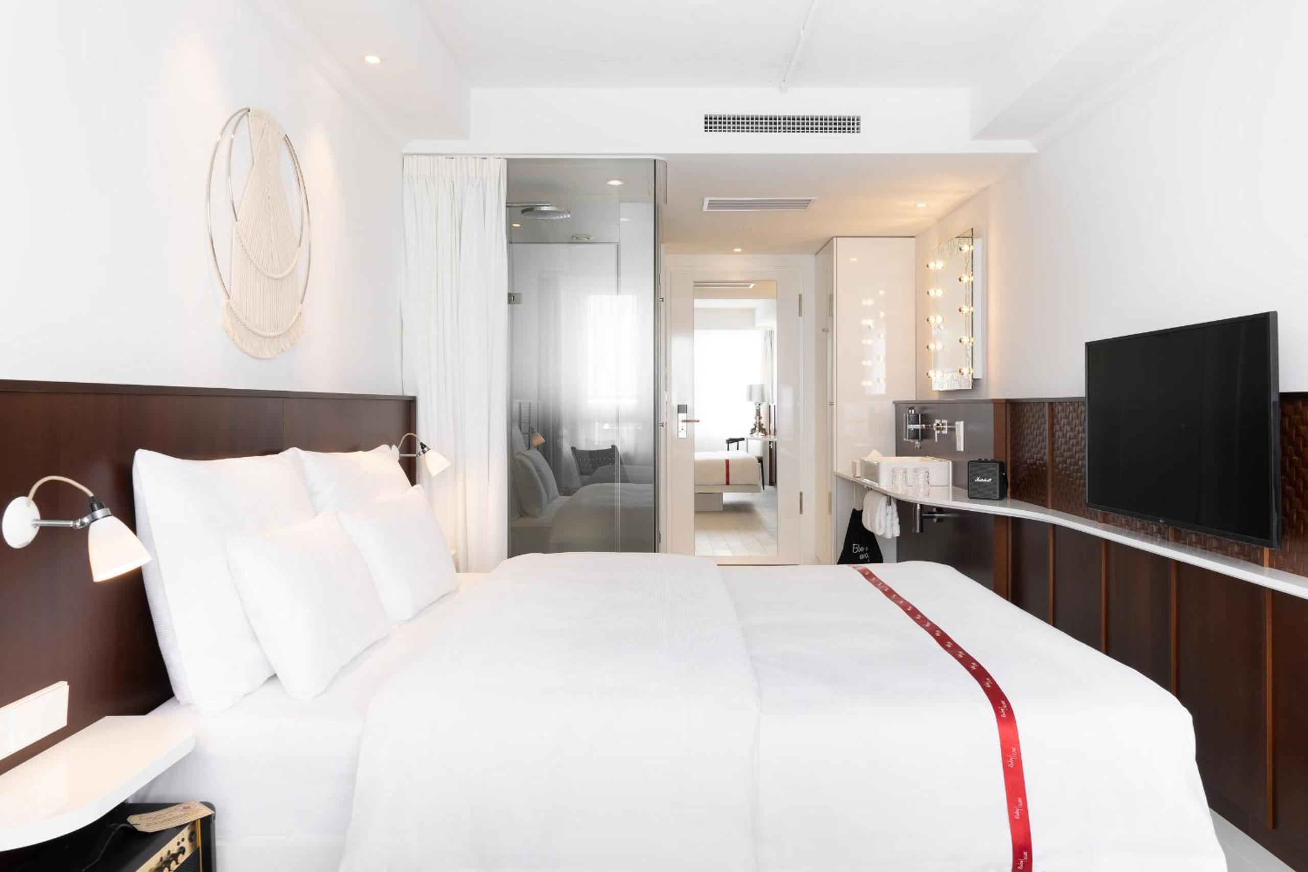 Lovely, Queen Bed