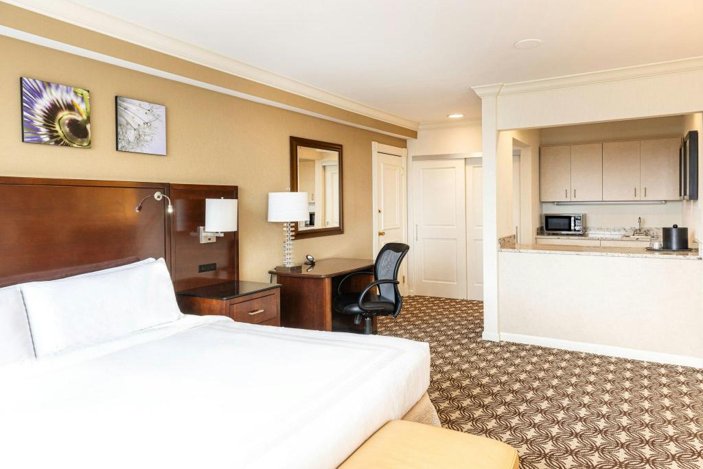 Gold, Suite, King Bed, Sofa, Lounge Access