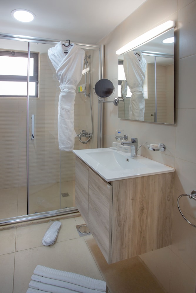Triple A Hotel Apartment 16/18