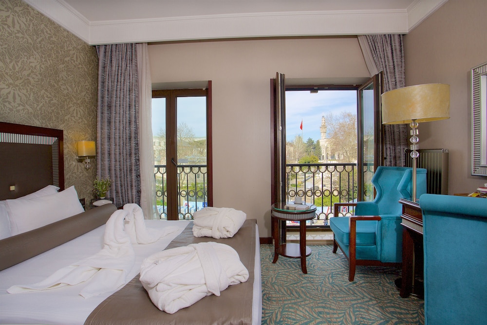DELUXE, DOUBLE OR TWIN BED