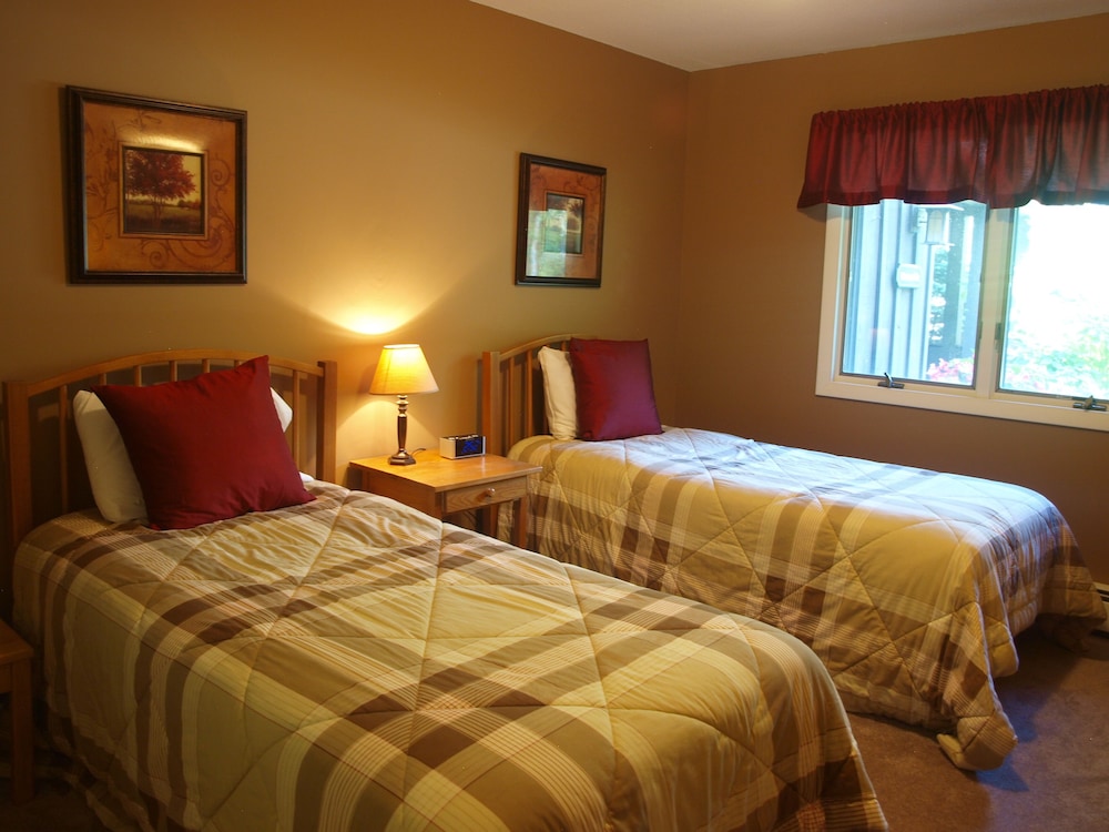 Room, Queen and Twin Beds, Water Side