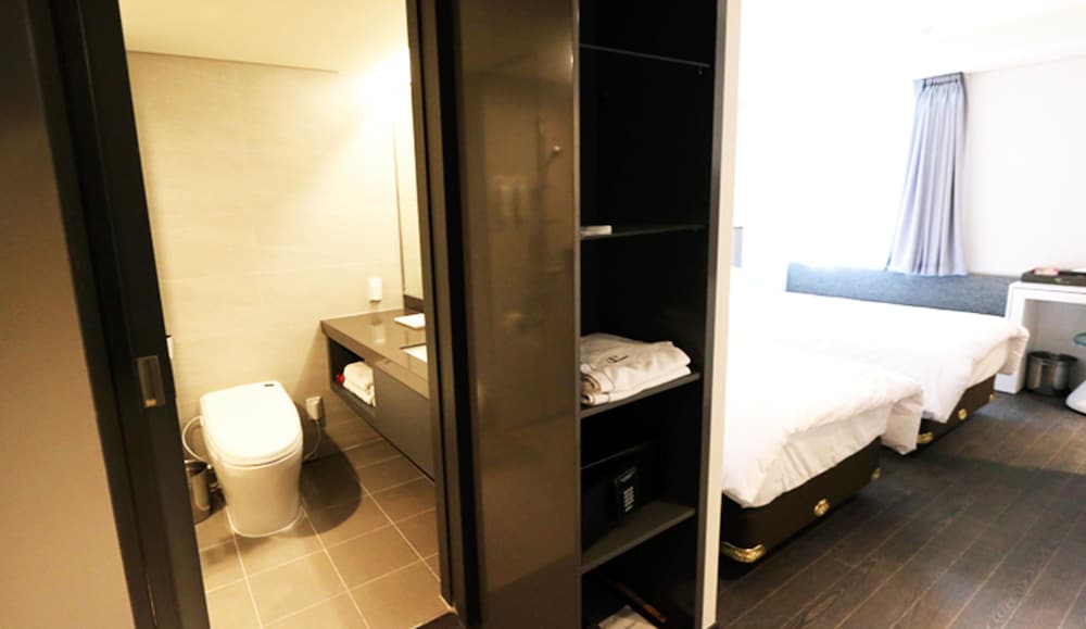 Hotel Thomas Myeongdong 54/57