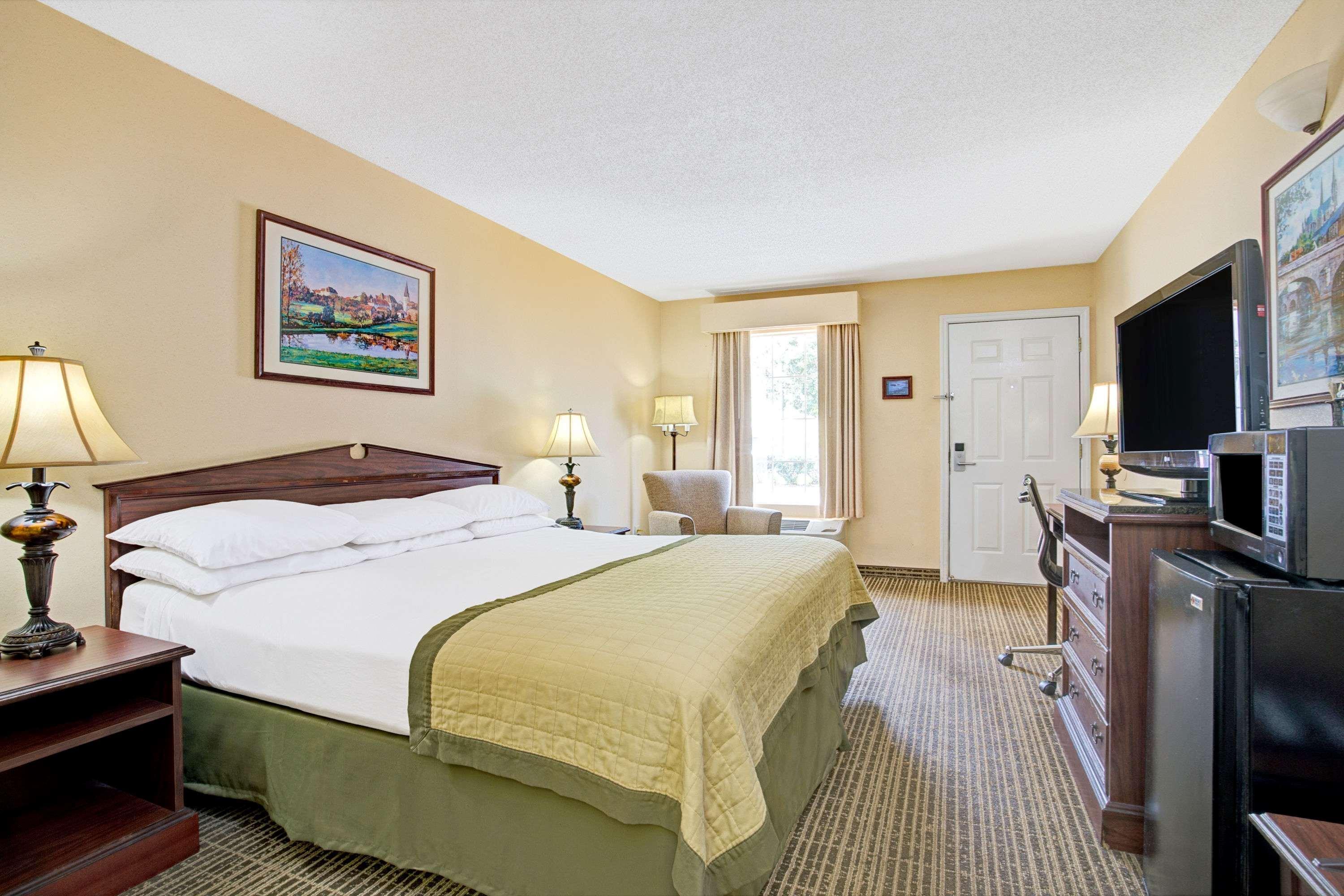 غرفة بسرير كينج