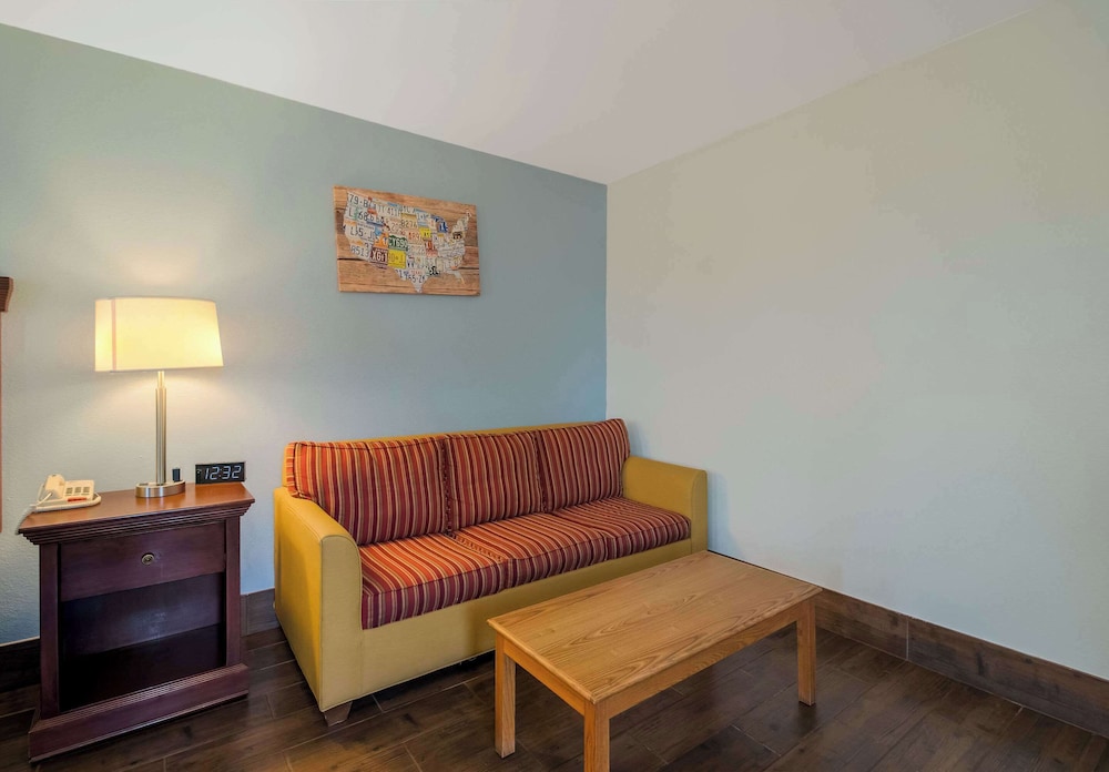 Econo Lodge Inn & Suites Fulton Rockport 16/41