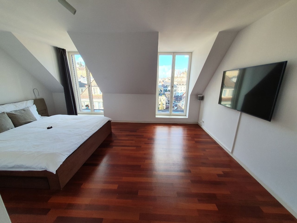 3 BEDROOMS, APARTMENT, LAKE SIDE, CITY VIEW