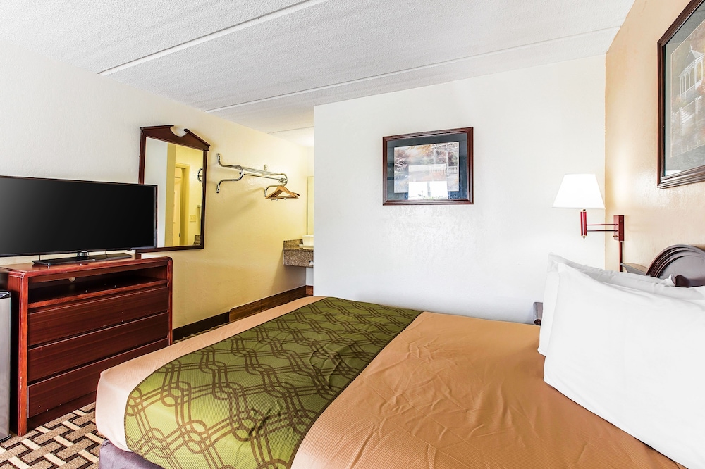 Econo Lodge Savannah Midtown 14/23