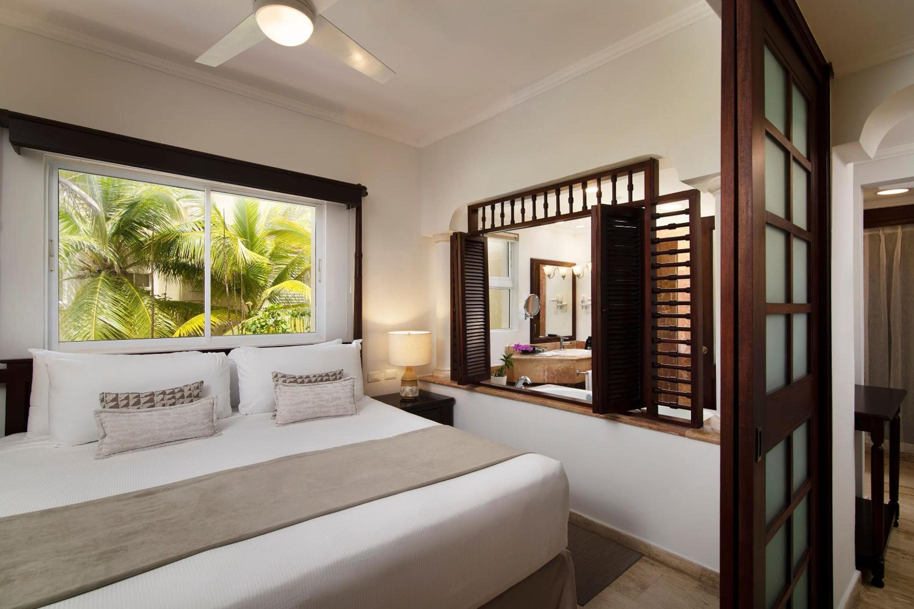 The Level, Suite, King Bed, Garden View