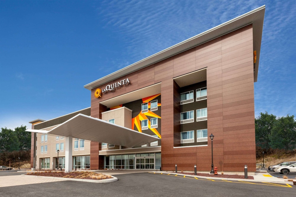 La Quinta Inn & Suites by Wyndham Middletown-Goshen 2/36