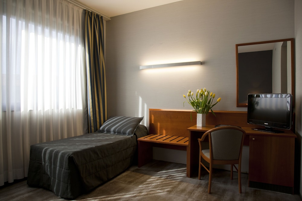 Zone Hotel 8/20