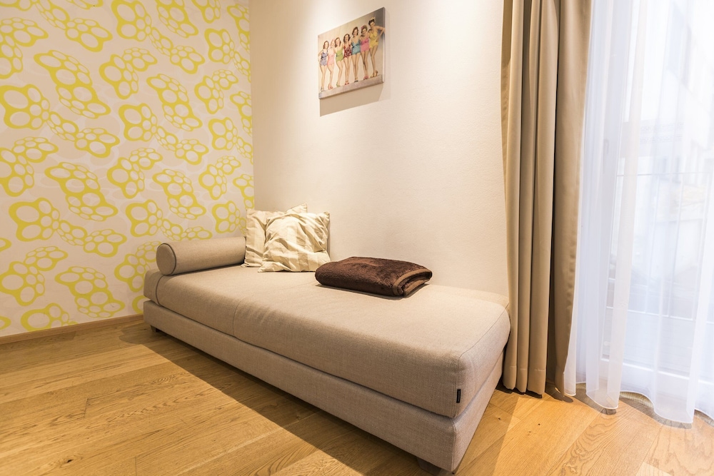 Room 4 Apartments 14/50