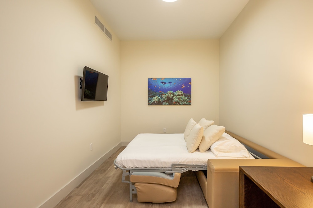 CH Luxury Condos & Studios On The Beach 29/50