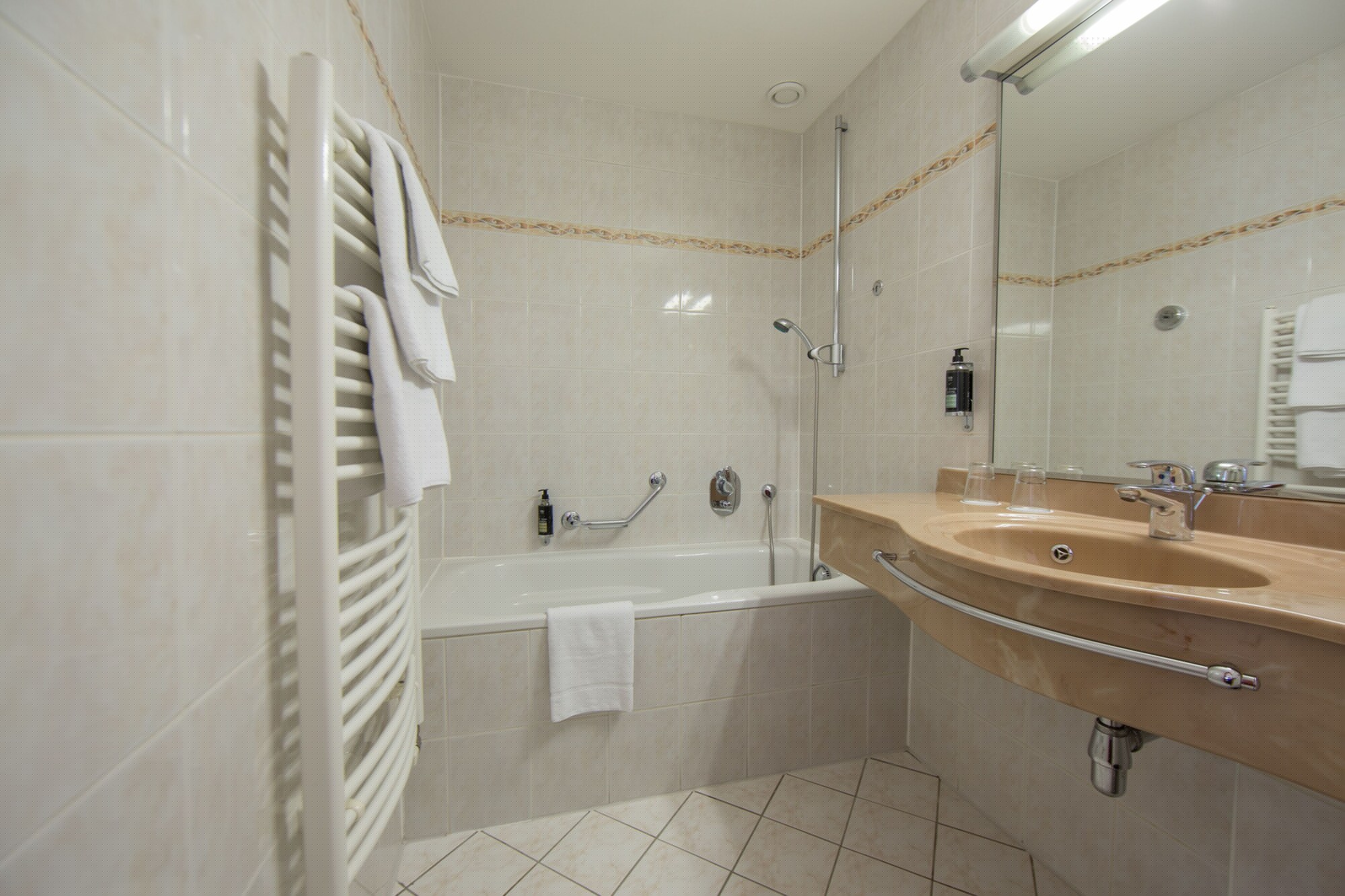 غرفة بسرير مزدوج بإطلالة على المدينة بشرفة، Hotel Thermal 5/6