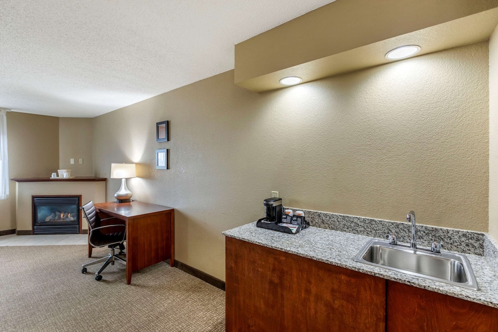Comfort Inn Suites Jackson West Bend 26/38