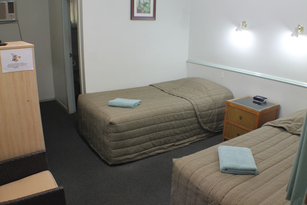 LAKE FORBES MOTEL 33/44