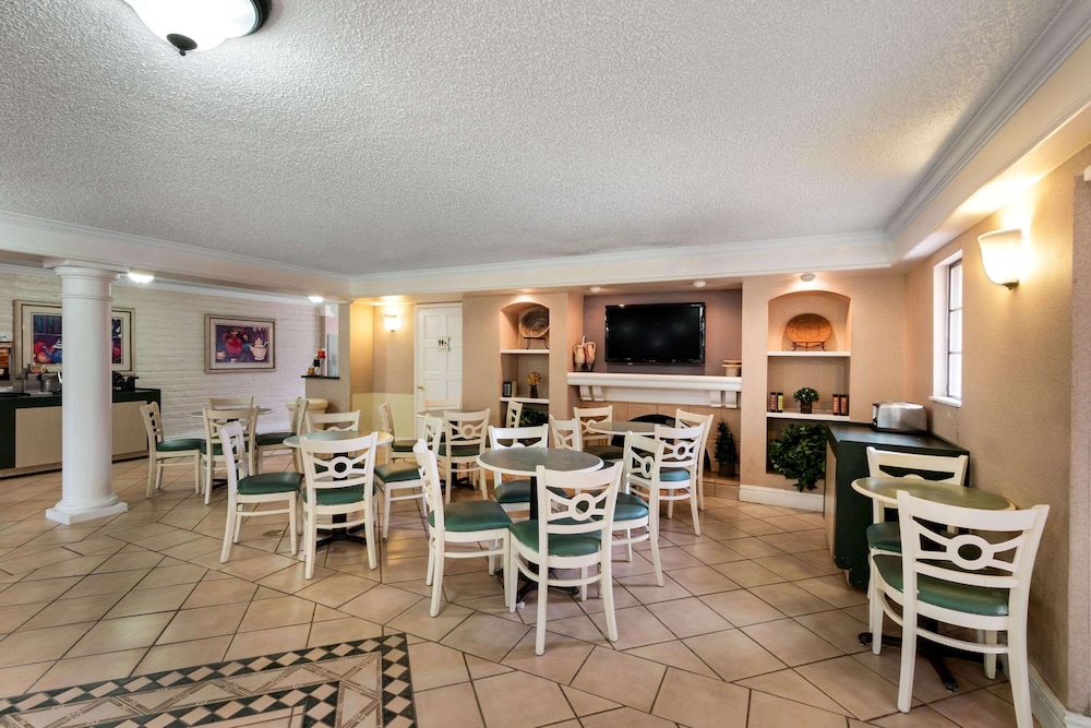 La Quinta Inn by Wyndham Albuquerque Northeast 29/33