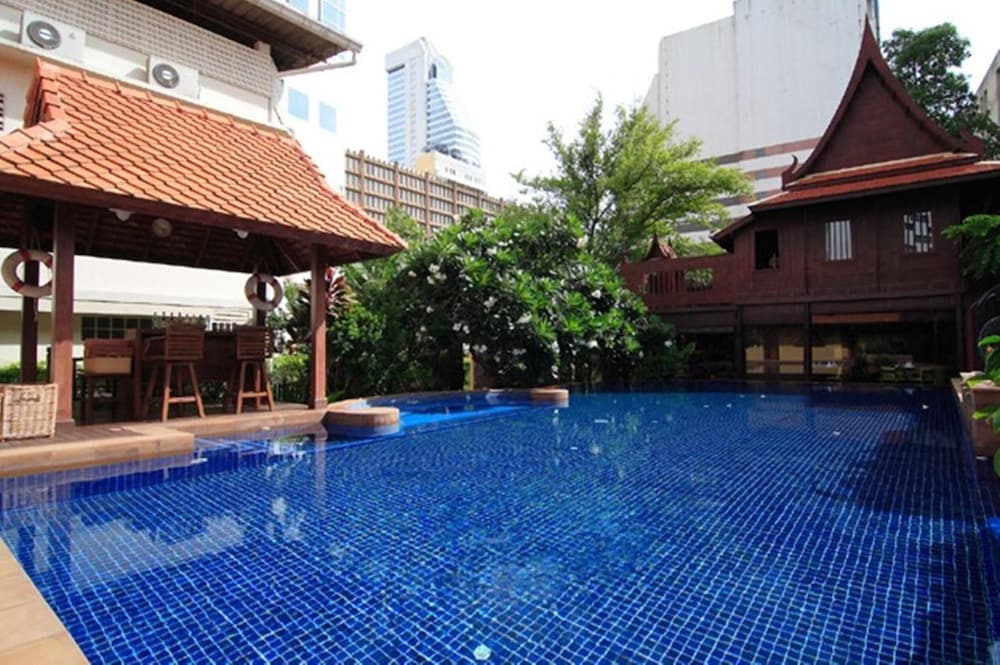 Rose Hotel 2/50