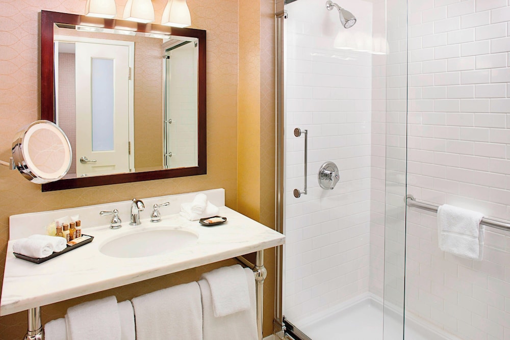 غرفة بسرير كينج لذوي الإعاقة، Sheraton Rockville Hotel 3/3