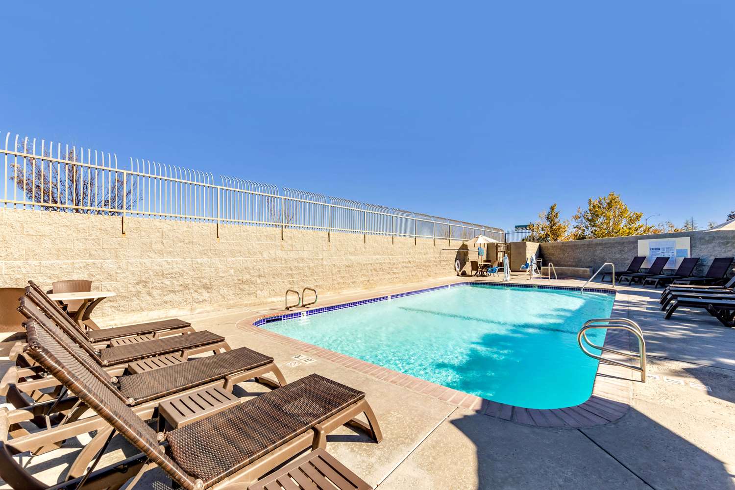 Comfort Inn & Suites Lancaster Antelope Valley 39/40