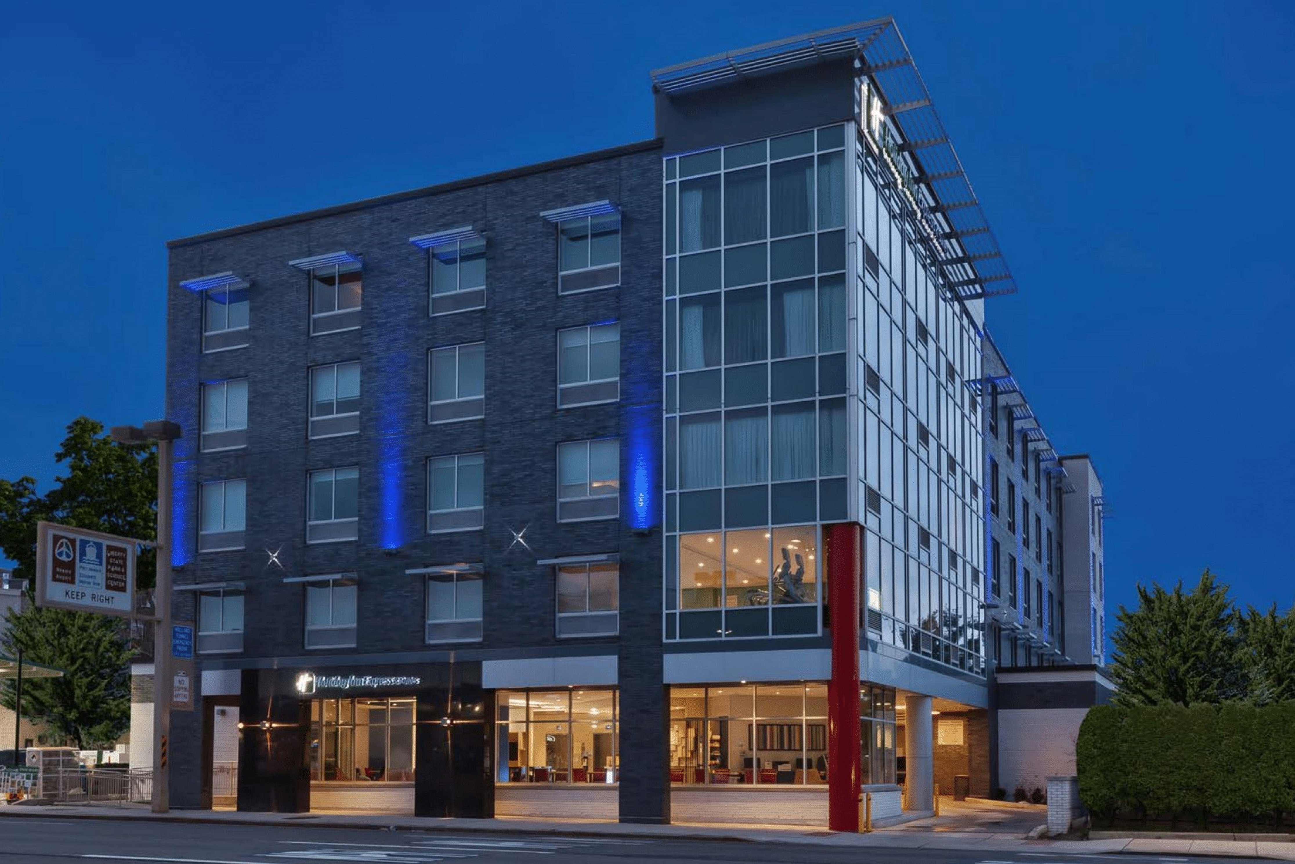 Holiday Inn Express & Suites Jersey City - Holland Tunnel 2/21