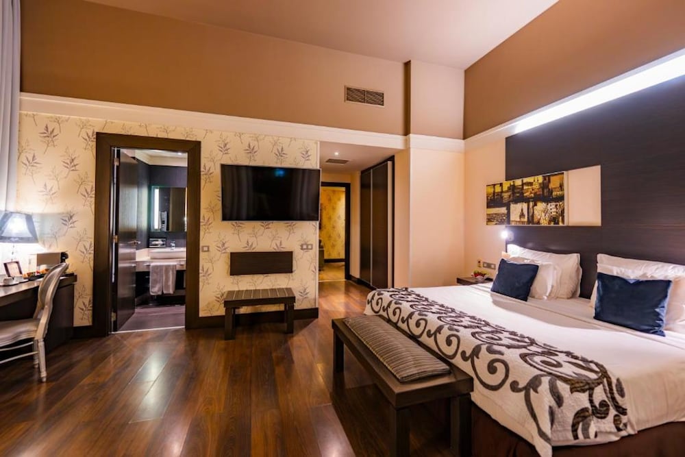DELUXE, DOUBLE BED