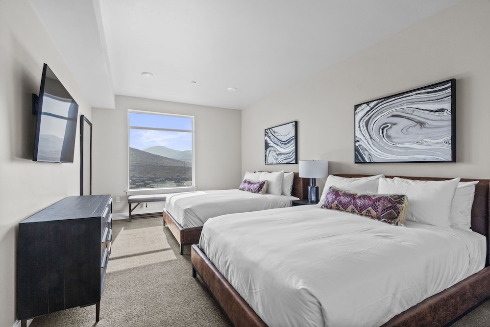 جناح بسرير كينج وسريرين كوين بإطلالة على الجبل بغرفتي نوم مع أريكة، Black Rock Mountain Resort 2/7