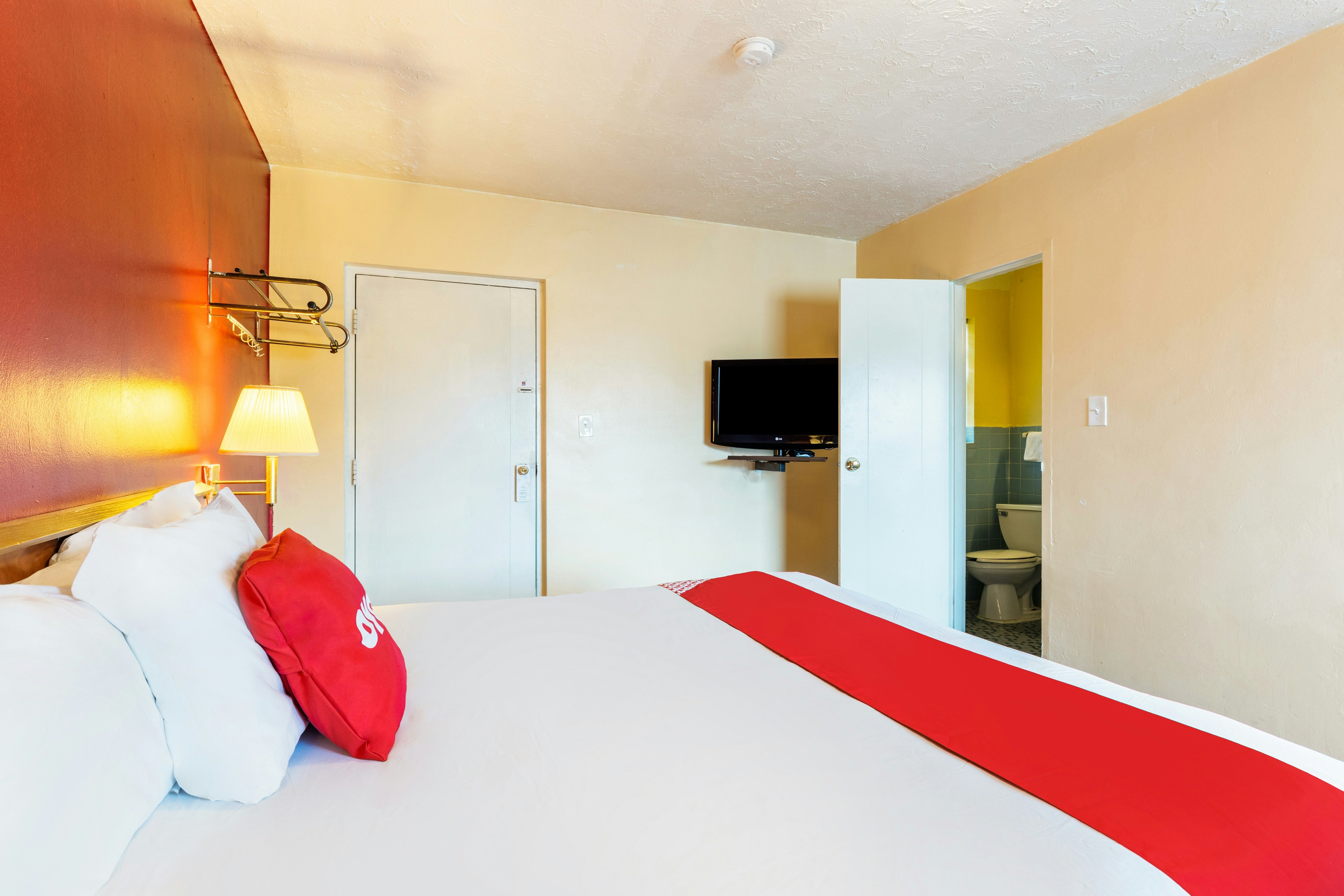 Room, King Bed, OYO Hotel North Lima OH - Boardman 3/5