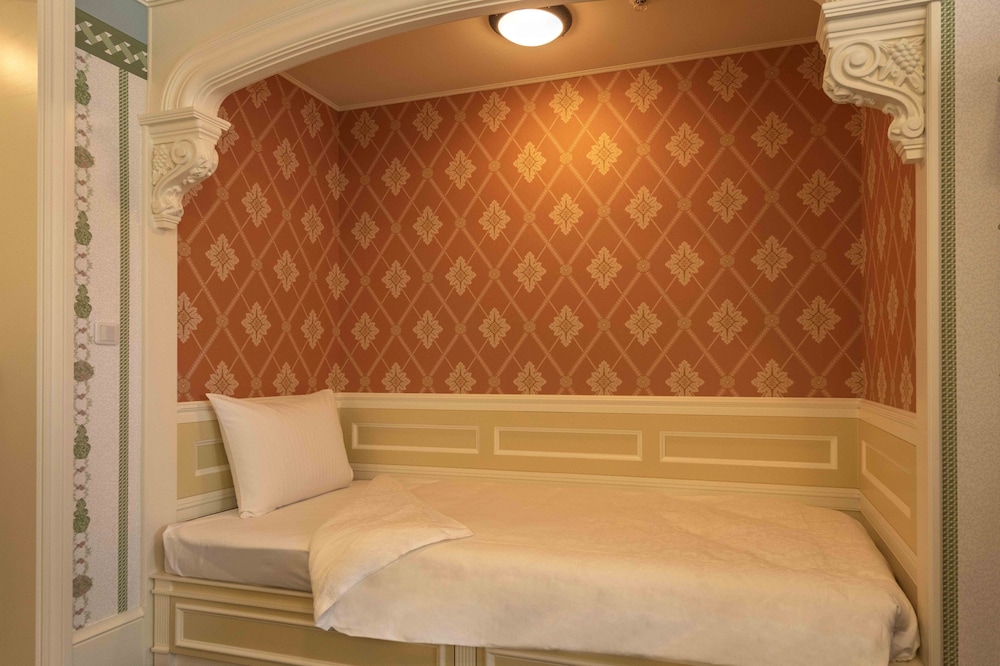 Tokyo Disneyland Hotel 30/50