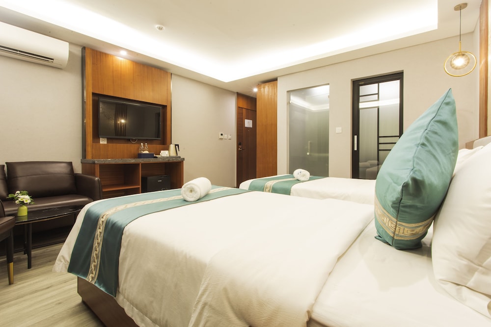 DELUXE, DOUBLE OR TWIN BED