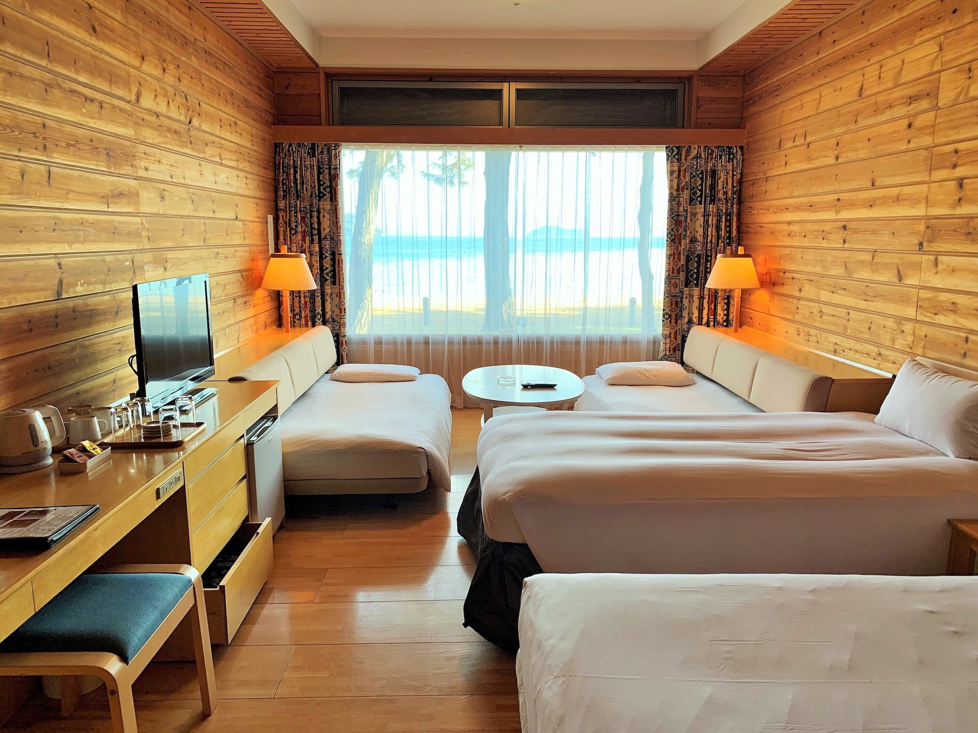 FAMILY, TWIN BEDS