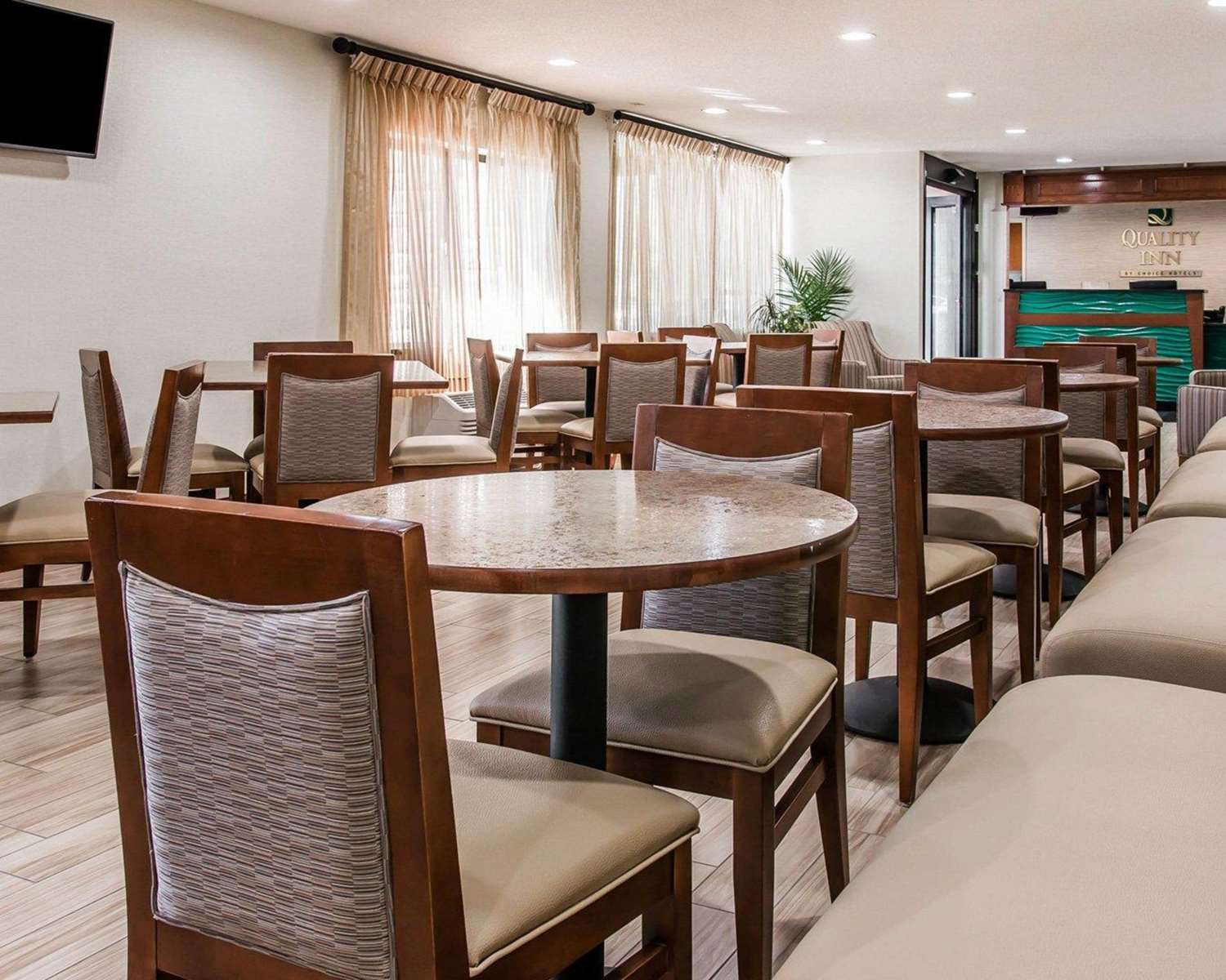 Quality Inn & Suites Warren - Detroit 28/43