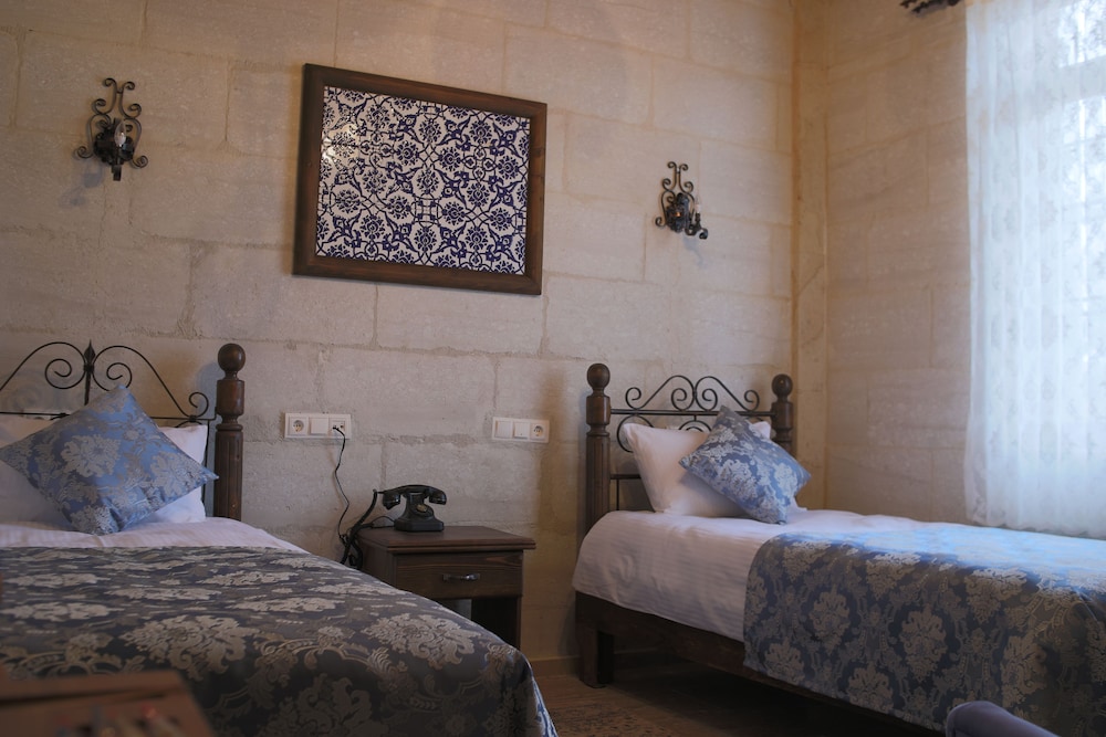 Caravanserai Inn Hotel 7/50