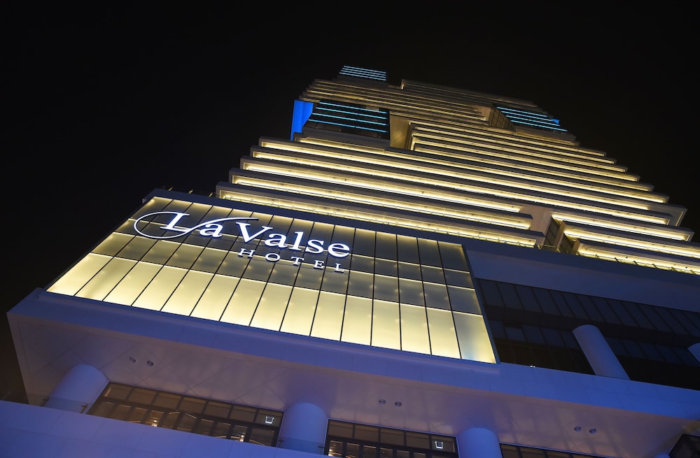 LaValse Hotel 1/75