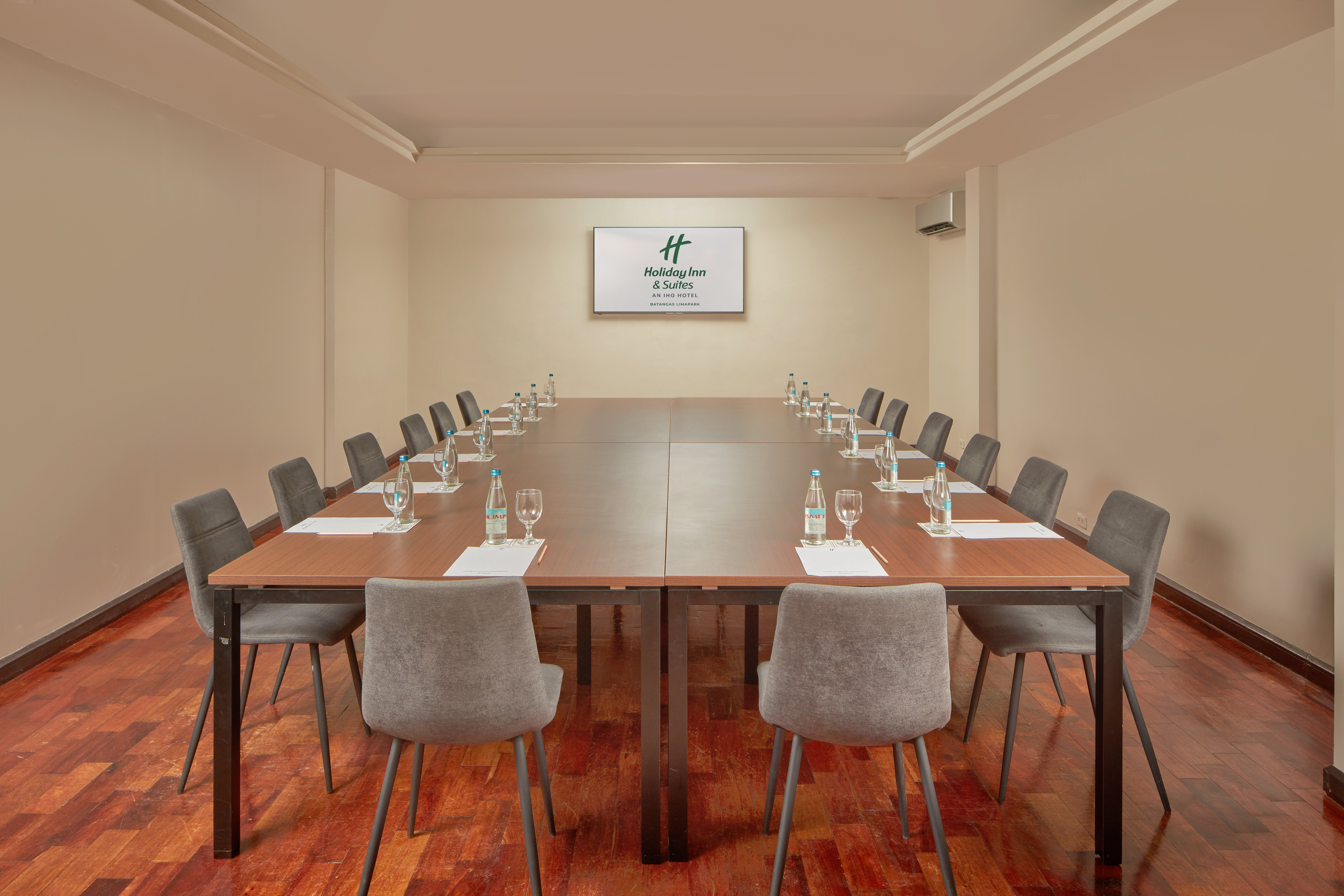 Holiday Inn & Suites Batangas Limapark 41/50