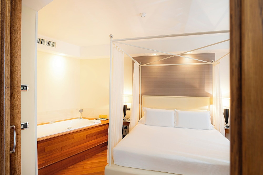 Gold, Queen Bed, Sea View, Sofa