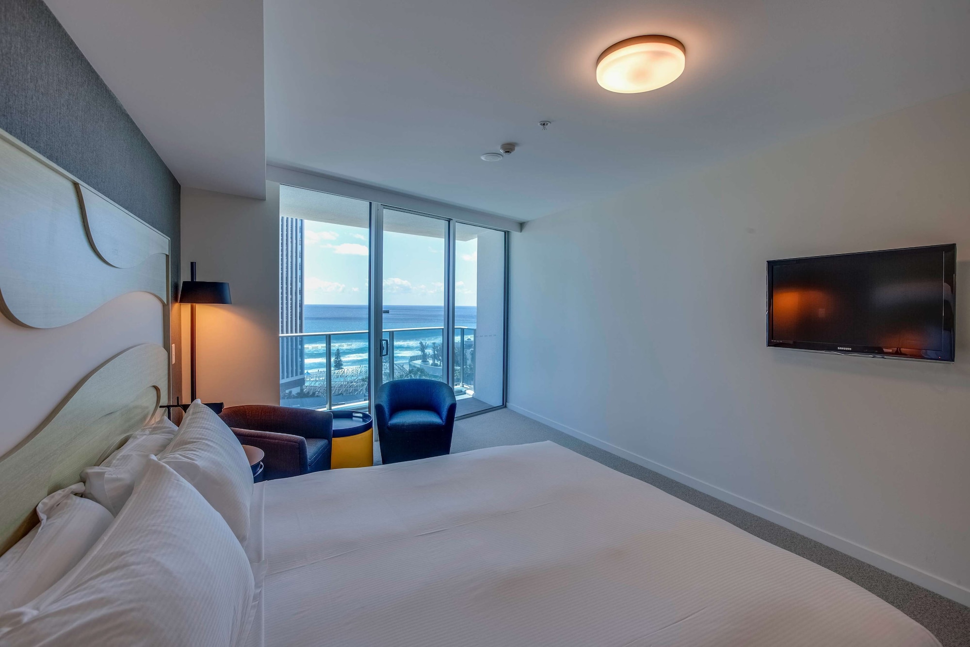 DELUXE, KING BED