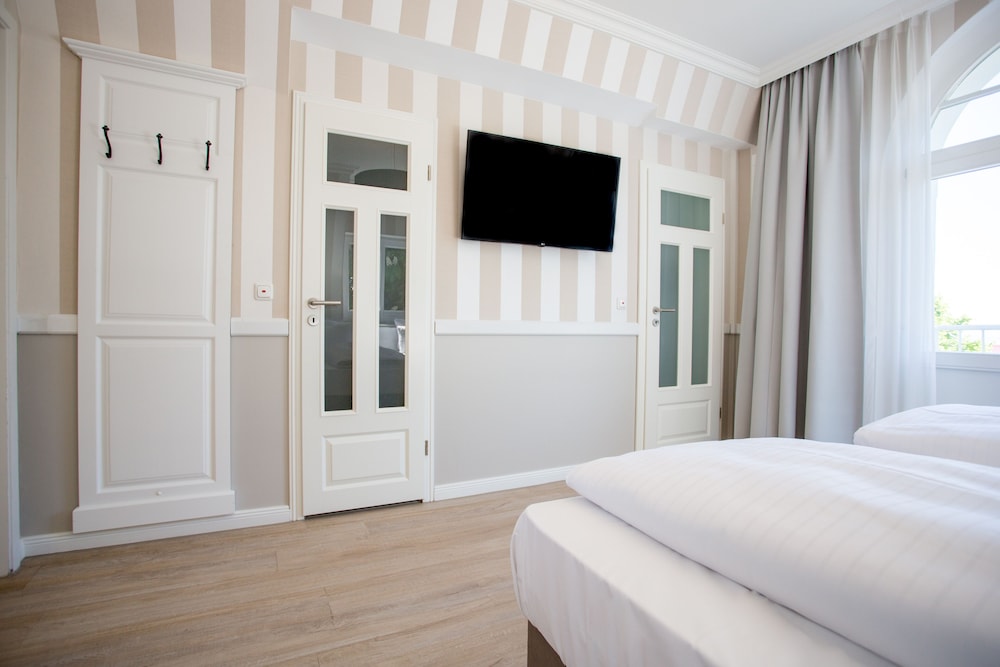 Hotel Vier Jahreszeiten Kuhlungsborn 11/63