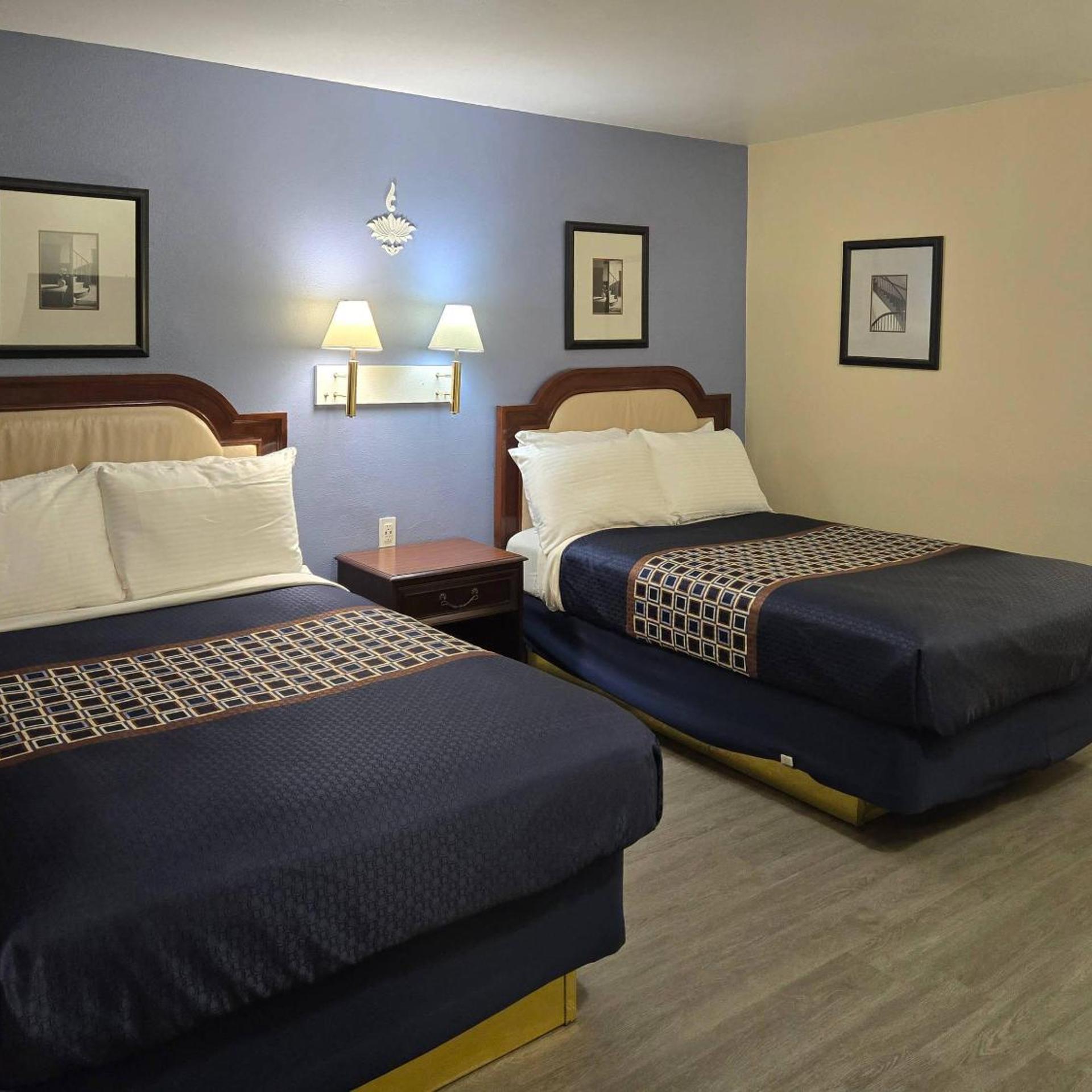 Room, King Bed, 2 Queen Beds, Rodeway Inn & Suites Blythe I-10, CA 2/10
