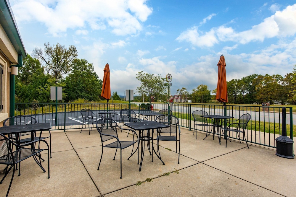 Baymont by Wyndham Branson Thousand Hills 38/42