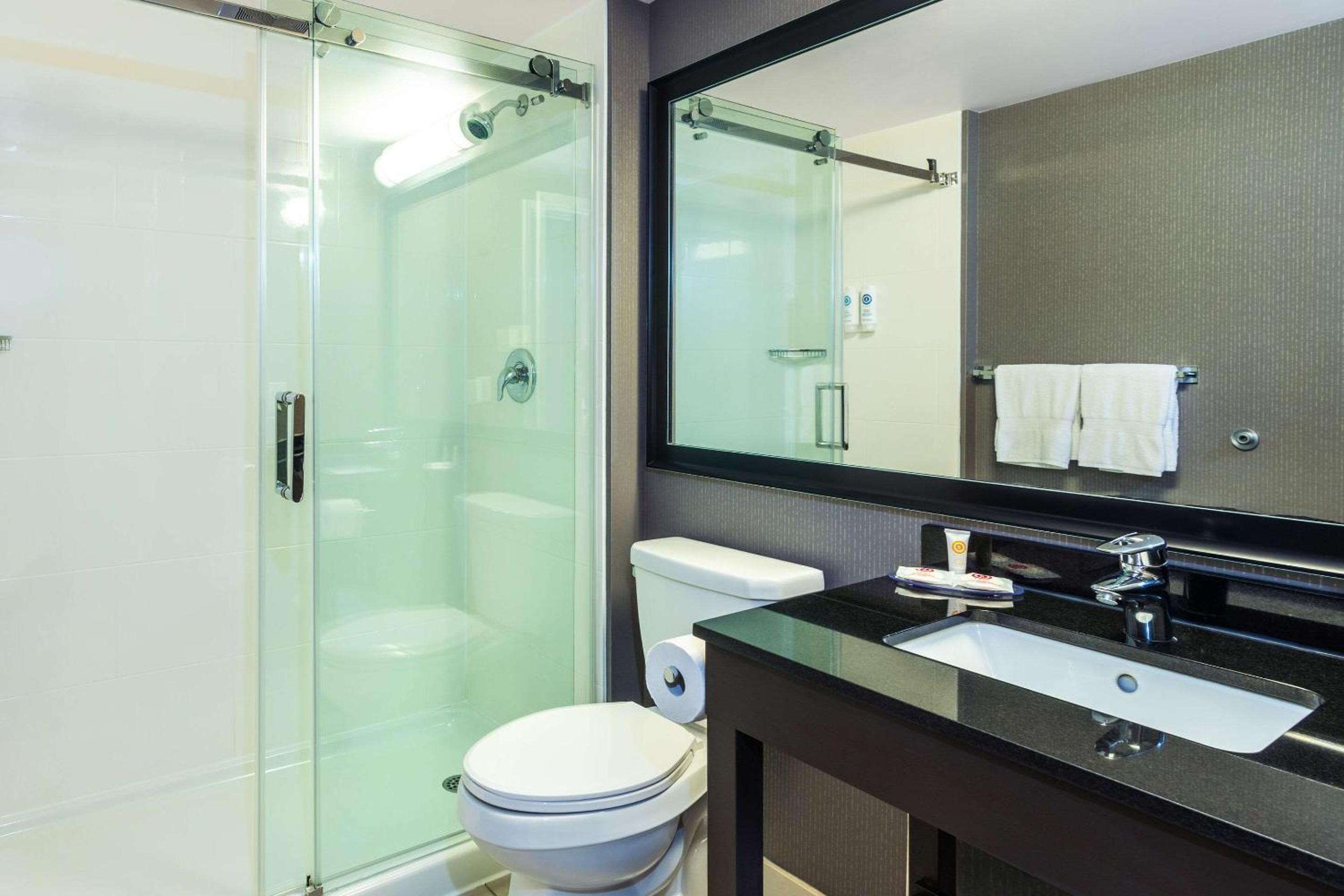 غرفة قياسية بسرير كينج وسريرين كوين في الطابق الأرضي، Comfort Inn Gatineau 10/10