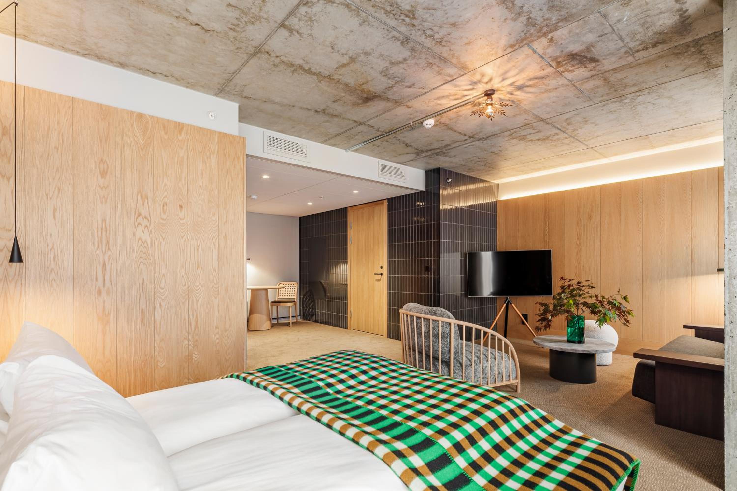 DELUXE, DOUBLE BED